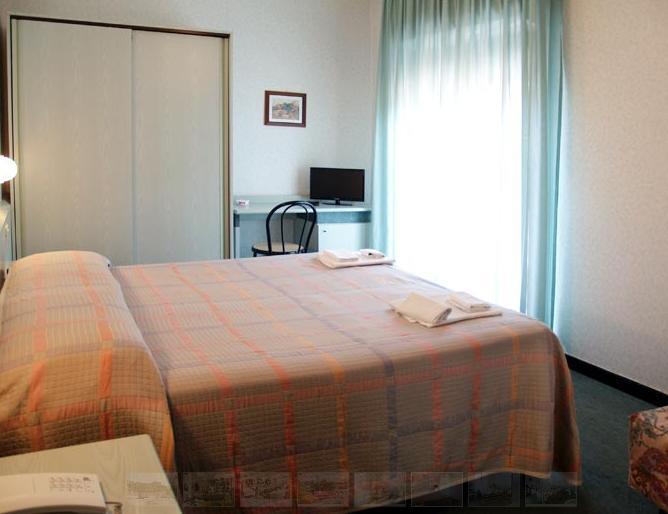 Hotel Aurora กาส์ตีจลิโอเน เดลลา เปสกายา ภายนอก รูปภาพ