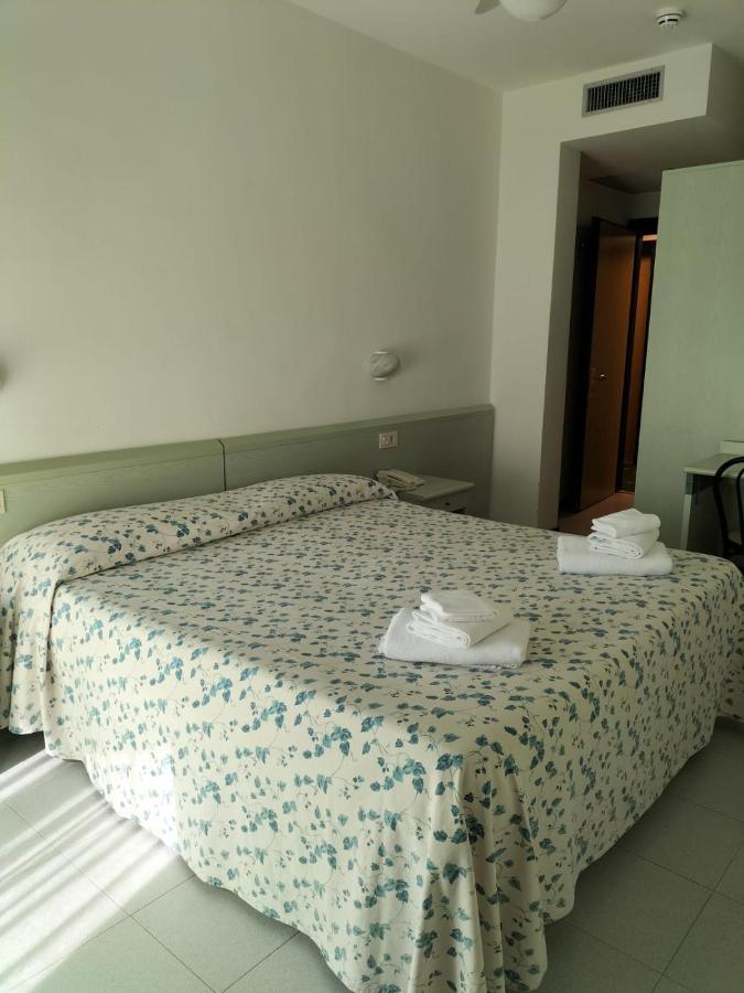 Hotel Aurora กาส์ตีจลิโอเน เดลลา เปสกายา ภายนอก รูปภาพ