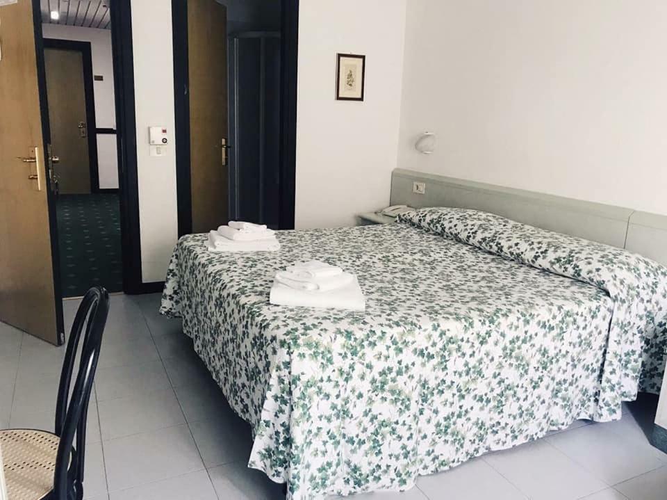 Hotel Aurora กาส์ตีจลิโอเน เดลลา เปสกายา ภายนอก รูปภาพ